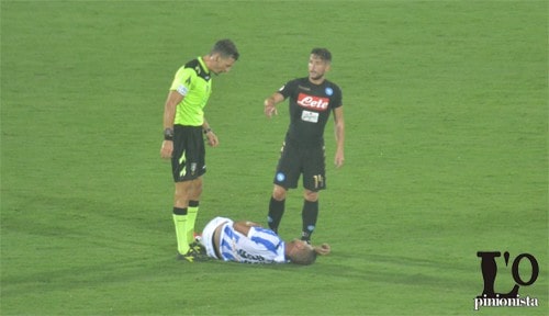 ammonizione a Mertens in Pescara-Napoli