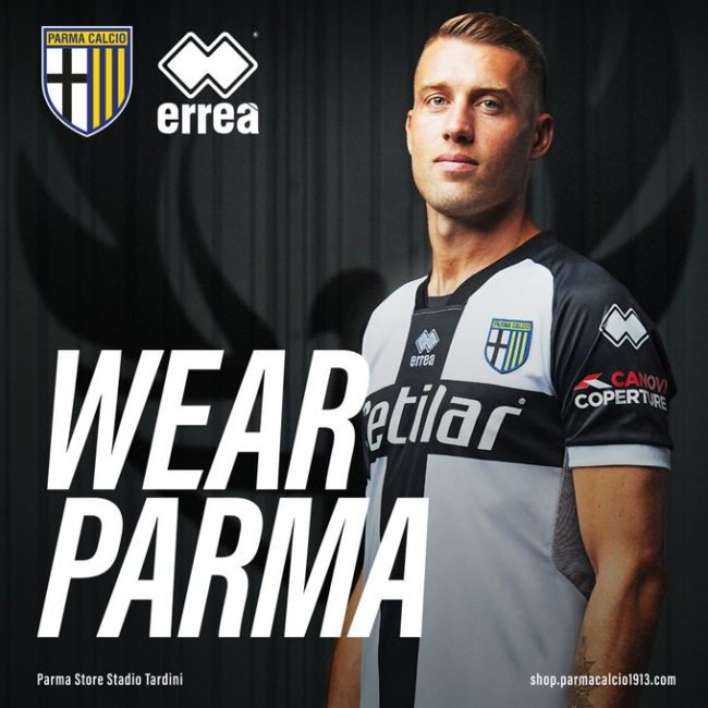 Il Parma presenta la prima maglia per la stagione 2020/2021