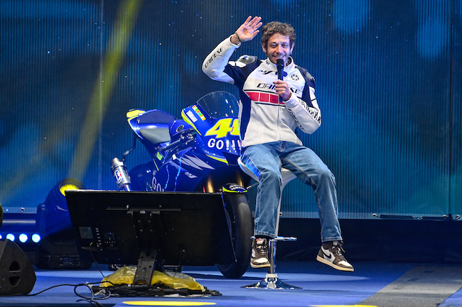 valentino rossi saluta