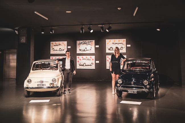 Sono 65 le candeline che la mitica Fiat 500 ha spento questo 4 luglio, in occasione della seconda Giornata Mondiale della Fiat 500 storica. Sessantacinque anni di storia, successi e innovazione che vengono celebrati con una grande mostra al MauTo - Museo Nazionale dell’Automobile di Torino: 65 anni di un mito – Fiat 500: un'icona del made in Italy. Stefano Berardino, l’”artista dei motori”, che ha fatto dell’iconica 500 una dei principali soggetti della sua produzione artistica, ha portato in mostra 6 opere in edizione speciale ritraenti le 6 auto da collezione che sono esposte al MauTo, dalla 500N (esemplare 1960) fino alla R “rinnovata” che quest’anno celebra i 50 anni. Classe 1992, Stefano Berardino è un pittore di Orta San Giulio (NO) che racchiude nelle sue opere le sue due più grandi passioni: l’arte e le automobili. Sin da piccolo, nello studio di suo padre Nicola, gallerista e pittore paesaggista molto apprezzato nel panorama nazionale, Stefano passava le giornate con tubetti di colore, spatole e automobiline, i suoi giochi preferiti. Le due passioni che animavano il bambino di un tempo sono diventate il cuore della professione dell’artista di oggi, capace di portare su tela non solo “bei ritratti di automobile” ma accattivanti e fedeli riproduzioni delle quattro ruote di ieri e di oggi. Opere personalizzate e personalizzabili, dipinte ad olio o acrilico, spatola su tela, in un rigoroso stile grafico che strizza l’occhio alla Pop Art, su uno sfondo materico spesso impreziosito da sabbia e polvere di quarzo. Dal vivo e su tela, le Fiat 500 esposte al Mauto esaltano tutta la bellezza dello stile, della tecnica e del design italiano, un vero e proprio pezzo di storia del nostro Paese che viene celebrata con la mostra organizzata dal Fiat 500 Club Italia e dedicata a ferventi cinquecentisti, appassionati di motori e semplici curiosi. Visitabile dal 5 luglio al 4 settembre 65 anni di un mito – Fiat 500: un'icona del made in Italy accoglie diversi esemplari di storiche 500, opere d'arte e grandi pannelli ricchi di foto, dettagli e curiosità.