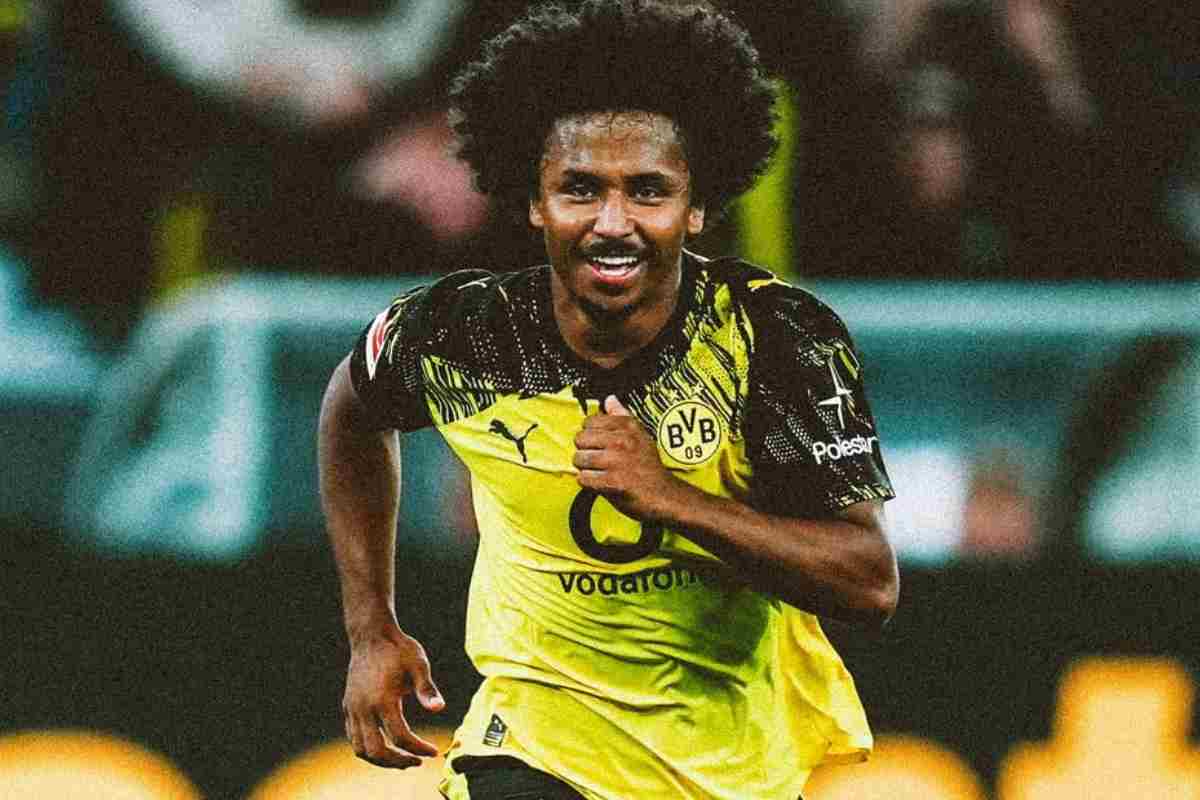 Karim Adeyemi sorride in campo