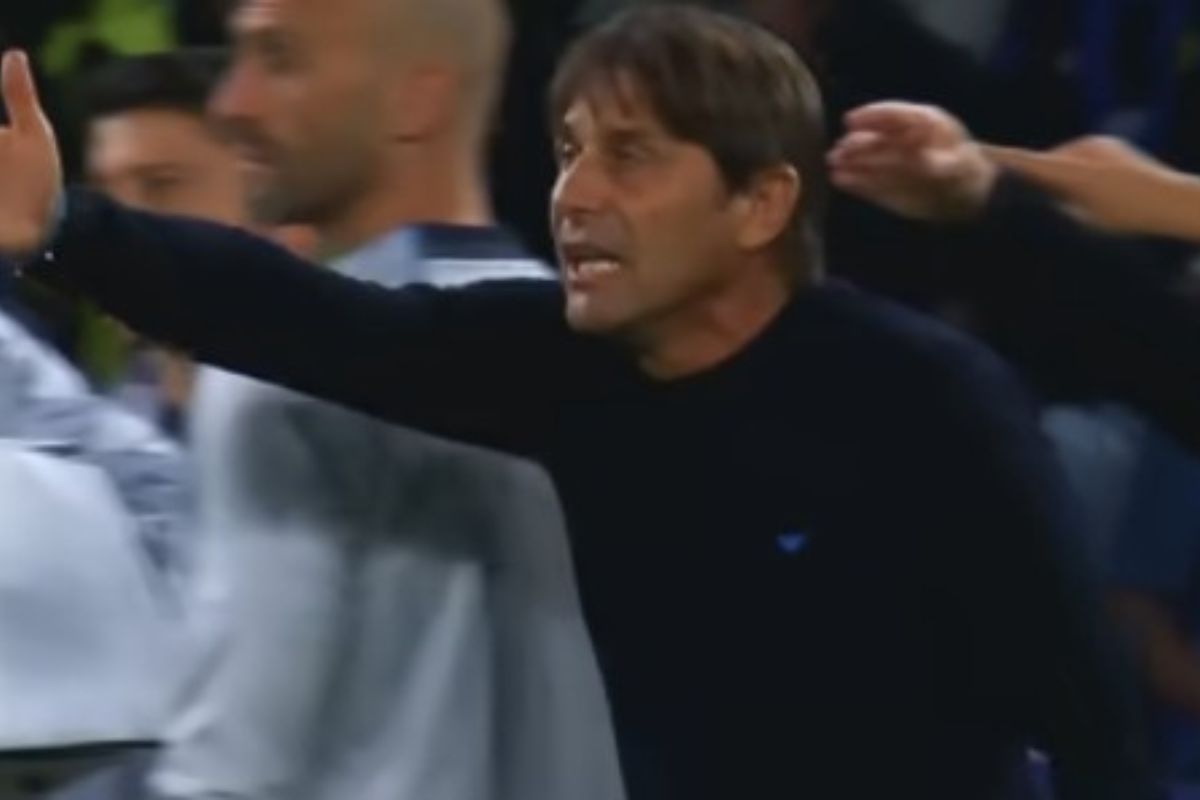 Antonio Conte agitato in campo