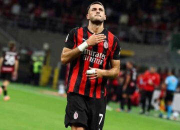 Santiago Gimenez con la mano sul cuore