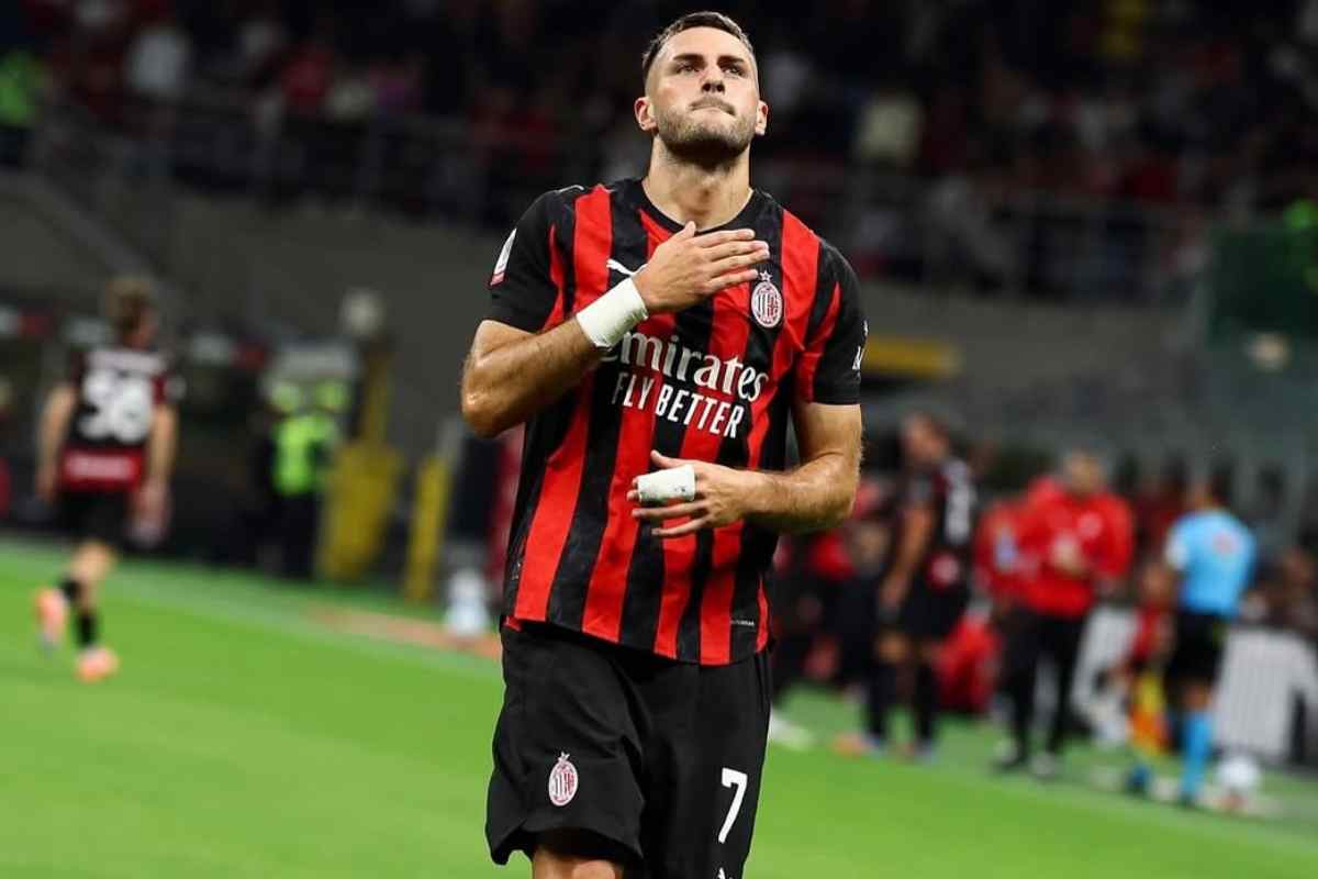 Santiago Gimenez con la mano sul cuore