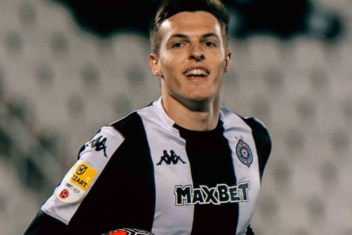 Andrej Kostic sorride in campo