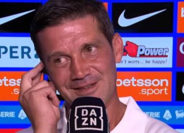 Cristian Chivu sorridente ai microfoni di DAZN
