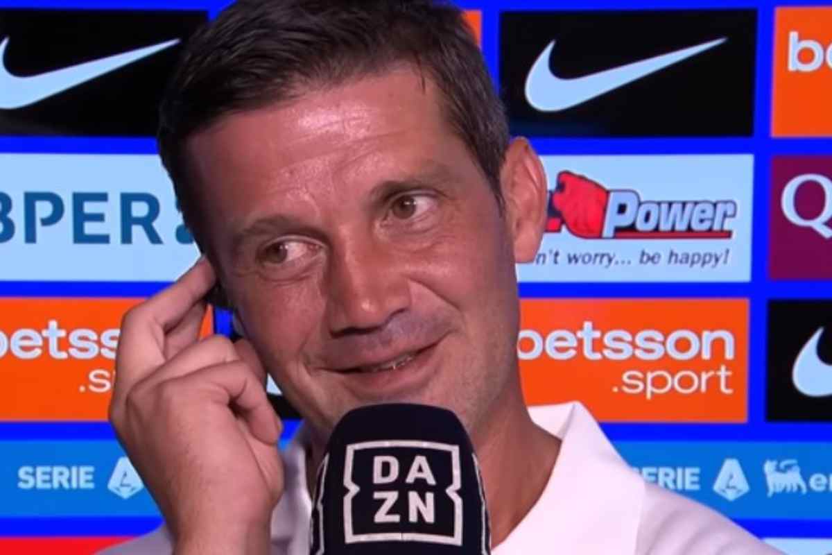 Cristian Chivu sorridente ai microfoni di DAZN