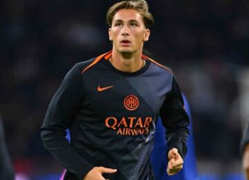 Pio Esposito con lo sguardo rivolto verso l'alto