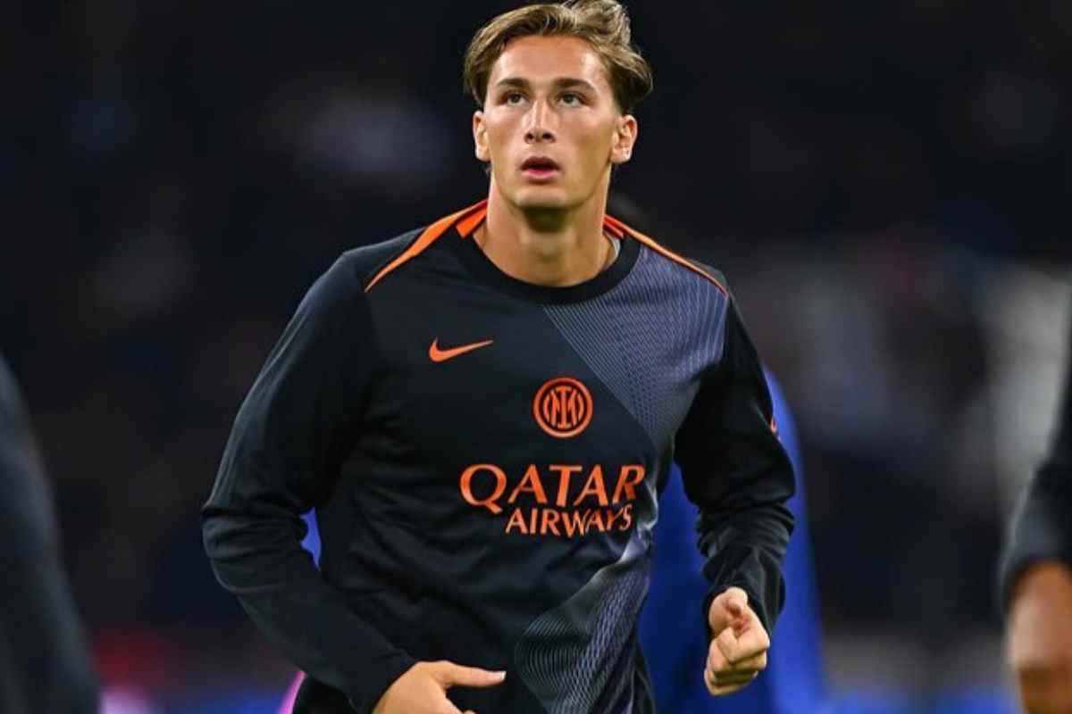 Pio Esposito con lo sguardo rivolto verso l'alto