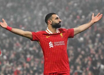 Mohamed Salah allarga le braccia in campo