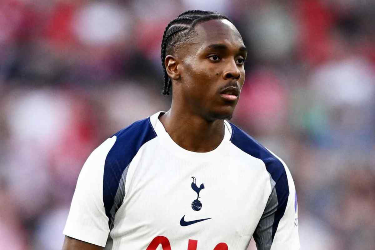 Mathys Tel in campo con il Tottenham